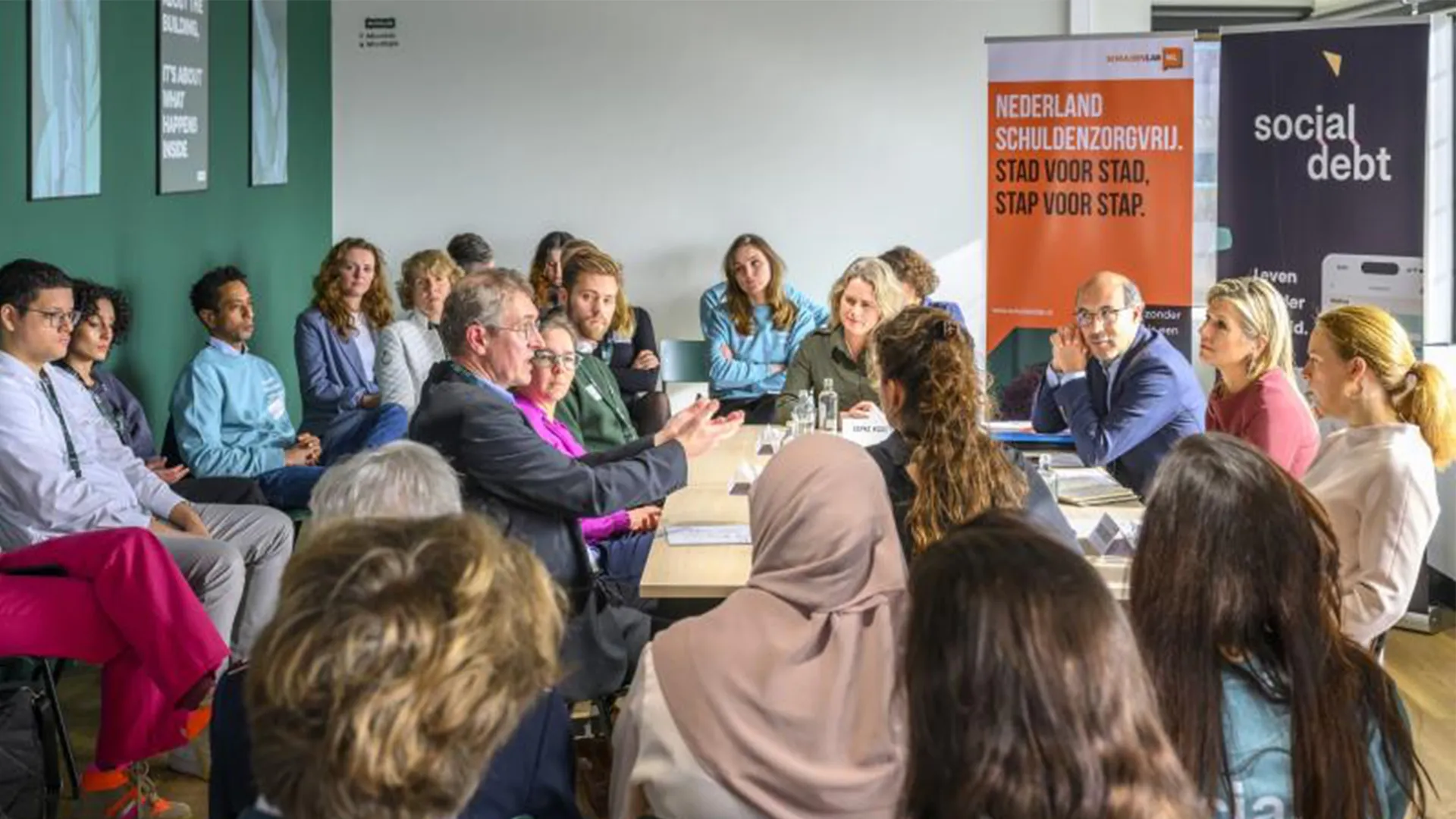Dappre aan tafel bij SchuldenlabNL en Koningin Máxima over de stap van schulden naar sparen